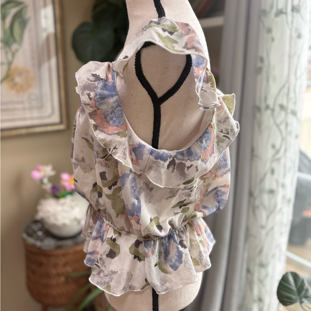 Saints & Hearts Elegant Floral Ruffle Blouse - Picture 4 of 7